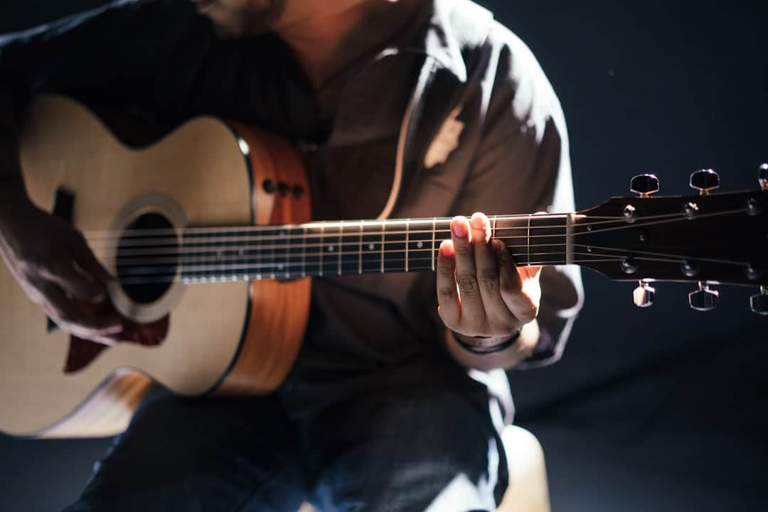 Aprenda guitarra do zero e toque seus primeiros riffs